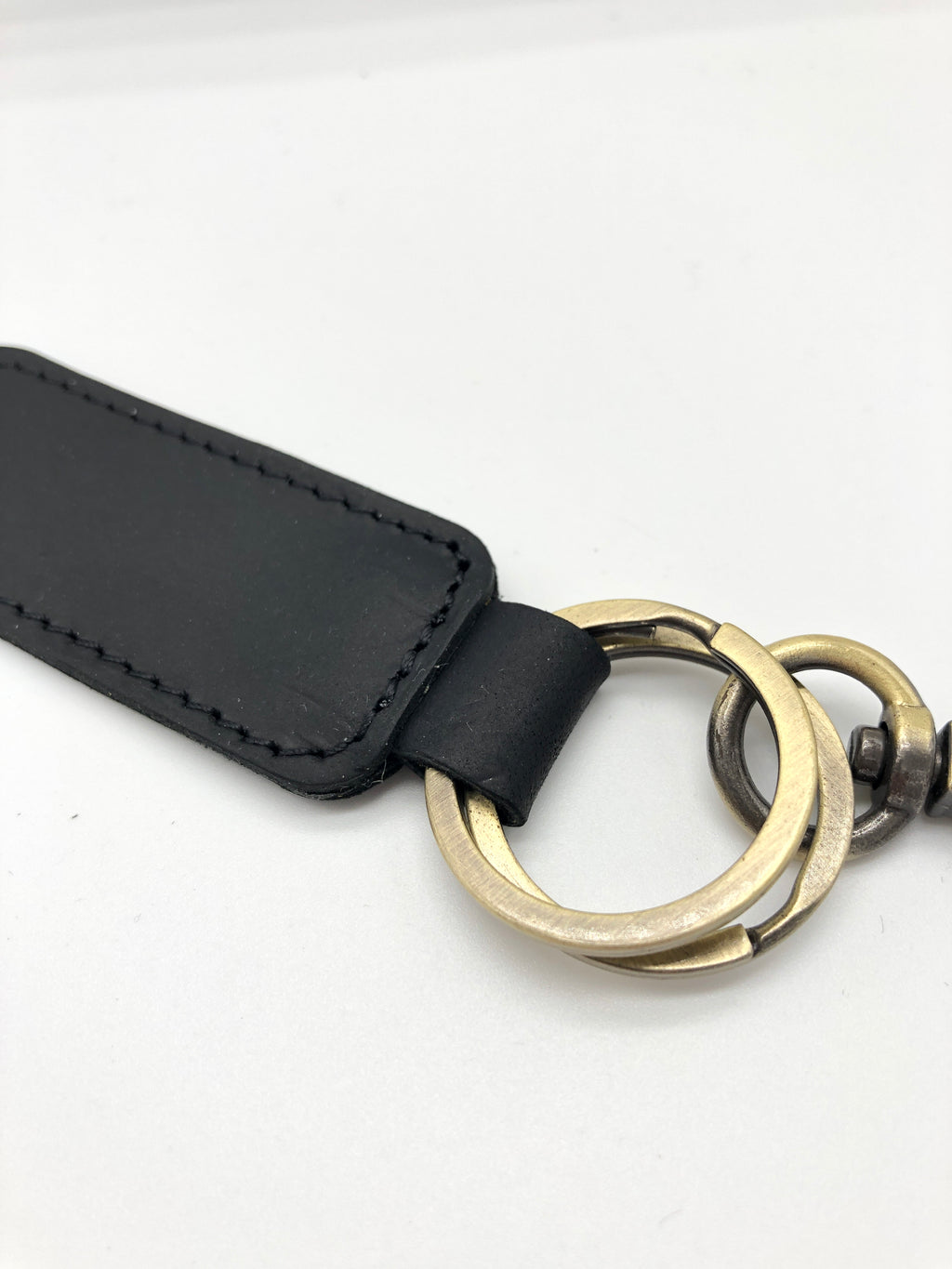 HELO Portachiavi Auto Uomo Donna in Vera Pelle con Moschettone Robusto - Design Minimal e Resistente per Uso Quotidiano e Regalo