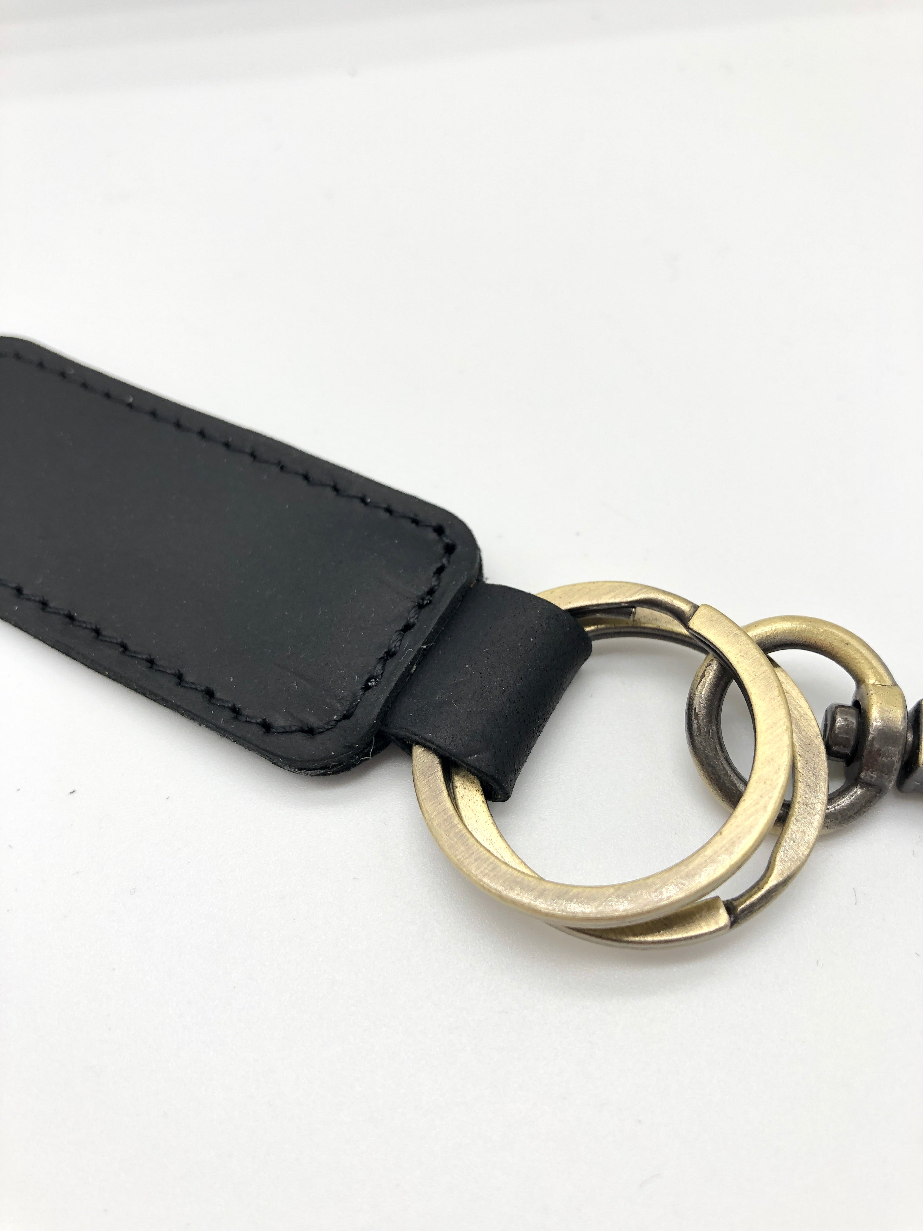 HELO Portachiavi Auto Uomo Donna in Vera Pelle con Moschettone Robusto - Design Minimal e Resistente per Uso Quotidiano e Regalo